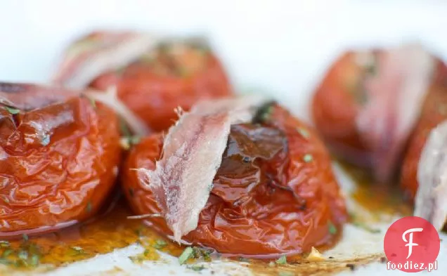 Pikantne wolno pieczone pomidory z filetem z sardeli