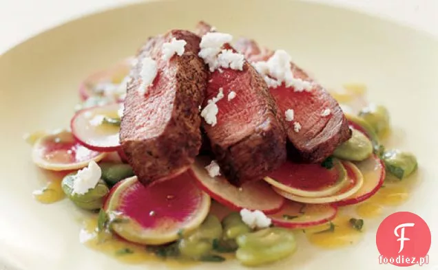 Pokrojony Filet Mignon Z Fasolą Fava, Rzodkiewką I Musztardą