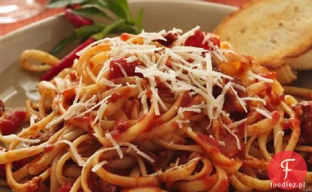 Linguine z karmelizowaną cebulą i sosem pomidorowym