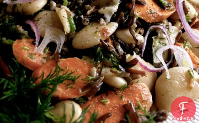 Sałatka Z Dzikiego Ryżu, Fasoli Maślanej I Czosnku Z Pieczonej Marchwi