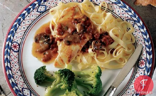 Fettuccine z kurczakiem i sosem pomidorowym suszonym na słońcu