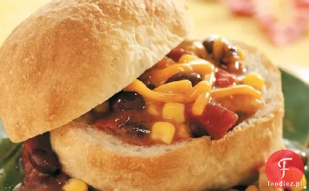 Gulasz z kurczaka taco w miseczkach na chleb