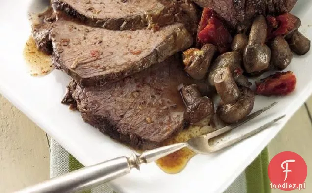 Pieczeń wołowa z czosnkiem i pieczarkami