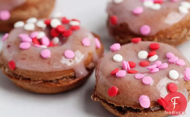 Pieczone pączki czekoladowe z polewą truskawkową