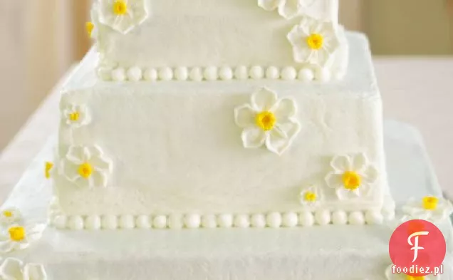 Biały tort weselny z malinowym nadzieniem