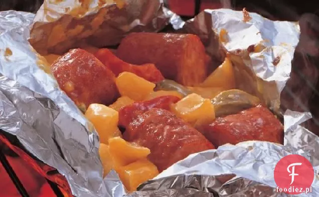 Grillowana kiełbasa wędzona i kartofle Cheddar