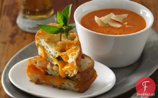 Kremowa zupa pomidorowa z grillowanymi kanapkami Cheddar-bazylia