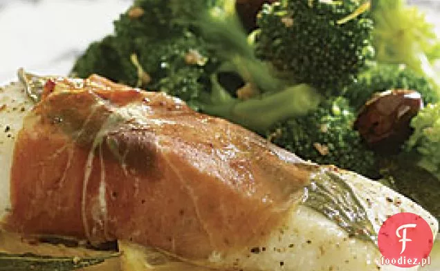 Prosciutto-zawinięty halibut z sosem maślanym z szałwii