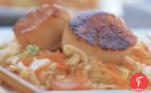Miso-glazurowane przegrzebki z azjatycką Slaw