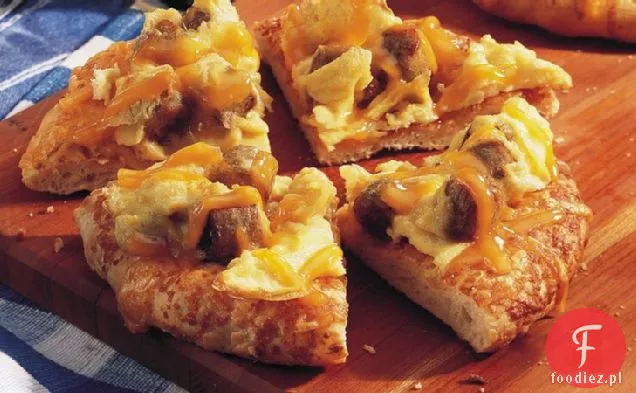 Pizza śniadaniowa z kiełbasą i jajkiem