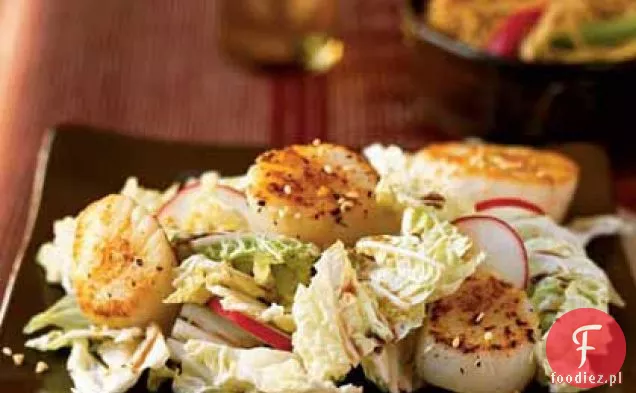 Seared Sea przegrzebki na Azjatyckie Slaw