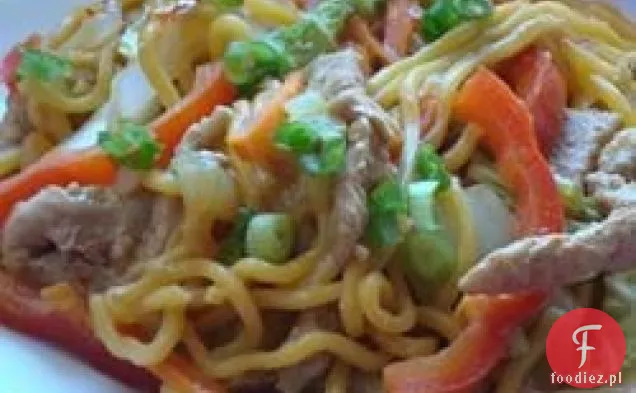 Słodko-pikantna wieprzowina i kapusta Napa Stir-fry z pikantnym makaronem