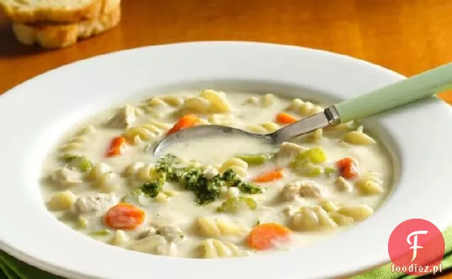 Kremowa zupa z makaronem drobiowym z pesto mżawka