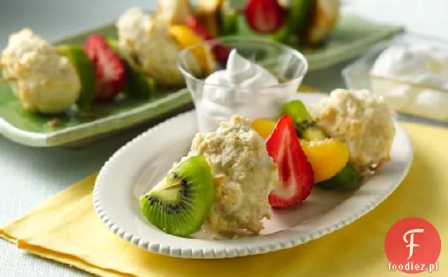 Kabobs z owocami i ciastkami