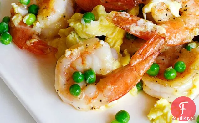 Mieszaj Smażone Krewetki, Jajka I Groszek