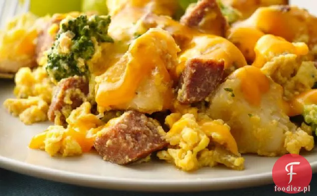 Brokuły, ziemniaki i chorizo Scramble