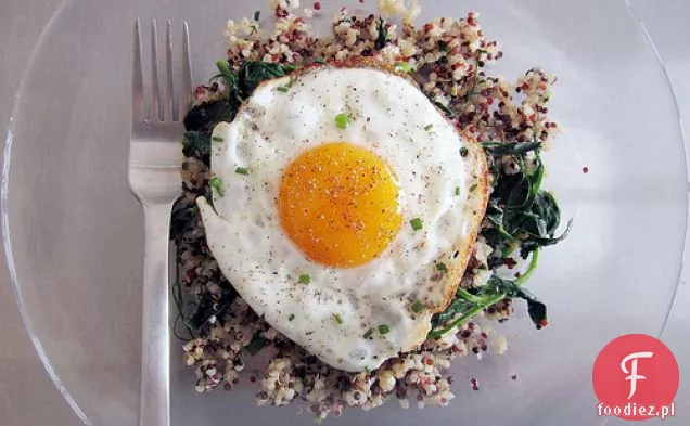 Czosnek + Szczypiorek Quinoa Z Groszkiem I Jajkiem Sadzonym