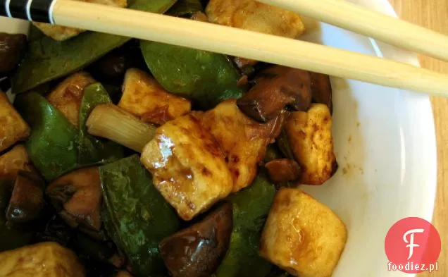 Tofu Stir-fry z groszkiem śnieżnym i pieczarkami
