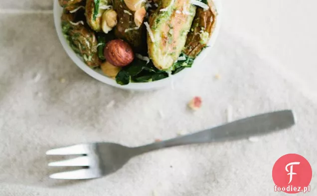 Pieczone Ziemniaki Fingerling Z Pędami Grochu, Pesto I Orzechami Laskowymi