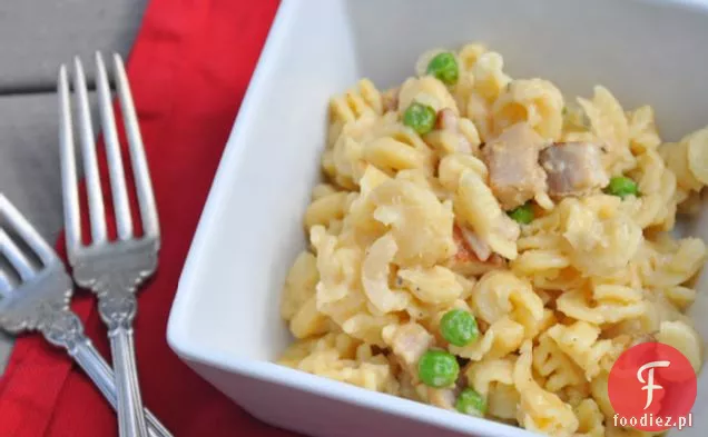 Mac & Cheese Z Boczkiem, Karmelizowaną Cebulą I Groszkiem