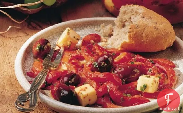 Marynowana pieczona papryka, oliwki i ser