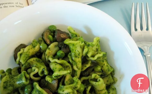 Makaron Pesto Szpinakowy Ze Świeżym Groszkiem I Pieczarkami