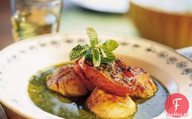 Zapiekane przegrzebki w bulionie miętowym z groszkiem i pieczonymi pomidorami