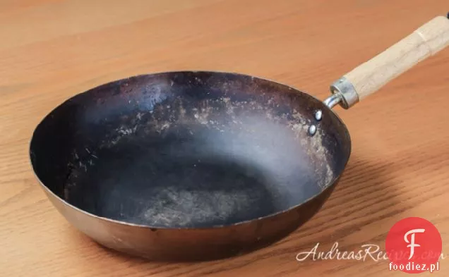 Smażony kurczak ze szparagami i groszkiem śnieżnym