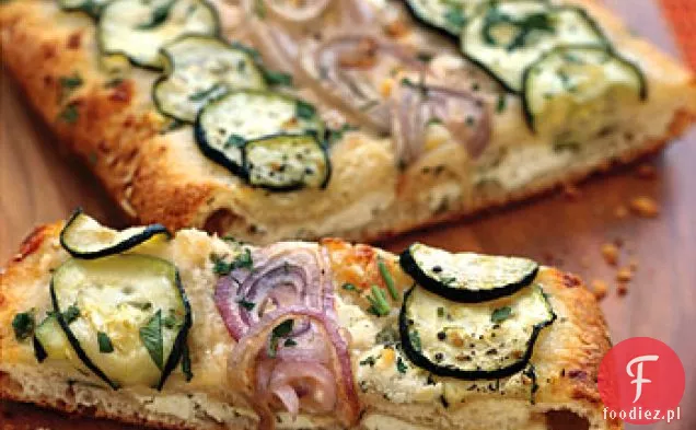 Serowa cukinia i czerwona cebula Flatbread