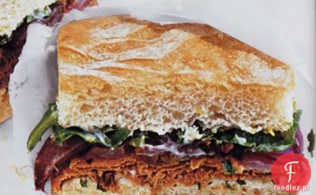 Kanapki z pieczonej wołowiny z majonezem cytrynowo-bazyliowym i pieczoną czerwoną cebulą