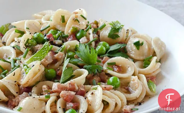 Orecchiette z pancettą, groszkiem i świeżymi ziołami