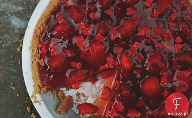 Świeże ciasto truskawkowe z bitą śmietaną