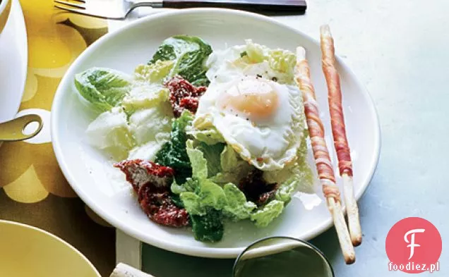 Smażone jajko Cezar z suszonymi pomidorami i pałeczkami chlebowymi Prosciutto