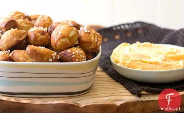 Precel Bites z szybkim dipem Cheddar