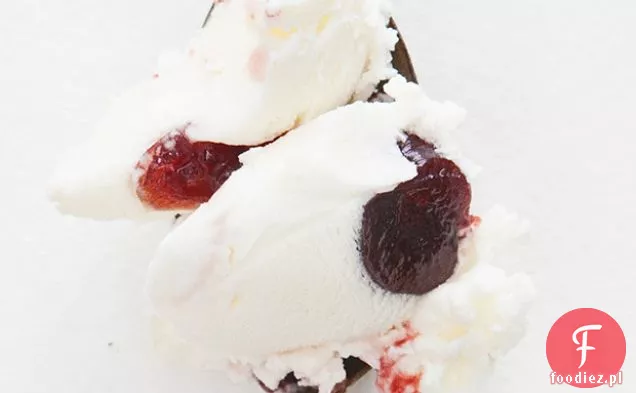 Lody z kozim serem z pieczoną czerwoną wiśnią