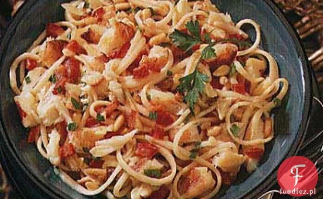 Garlicky Linguine z krabem, czerwoną papryką i orzeszkami pinii