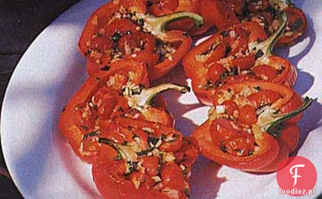 Pieczona papryka faszerowana pomidorami koktajlowymi, cebulą i bazylią