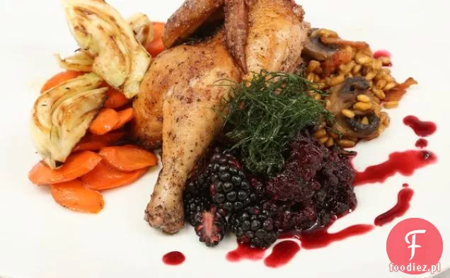 Pieczony drób, boczek z dzika i pieczarkowe Farro z pieczonym koprem włoskim i marchewką