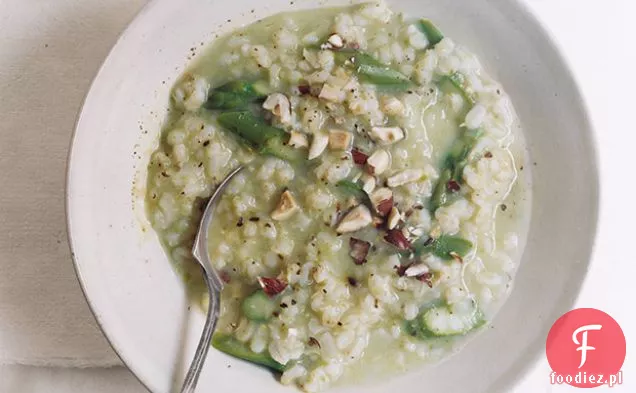 Risotto jęczmienne ze szparagami i orzechami laskowymi