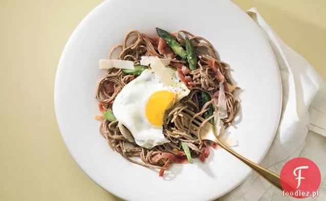 Makaron Soba ze szparagami i Prosciutto