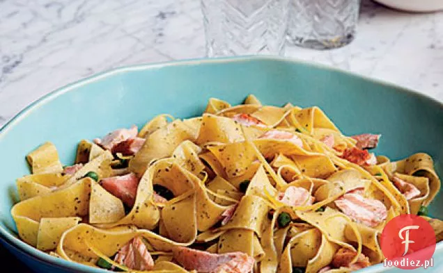 Pappardelle z łososiem i groszkiem w sosie śmietanowym Pesto