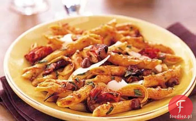 Penne z pieczonym sosem pomidorowym, pomarańczą i oliwkami