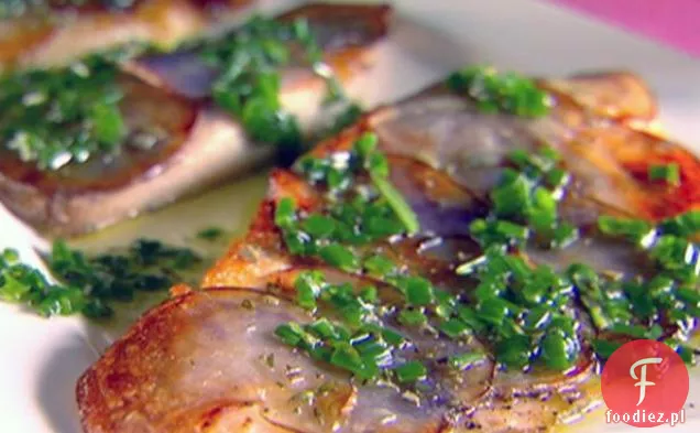 Tilapia z fioletową skórką ziemniaczaną i szczypiorkowym olejem rozmarynowym