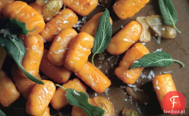 Słodkie ziemniaczane Gnocchi ze smażoną szałwią i ogolonymi Kasztanami