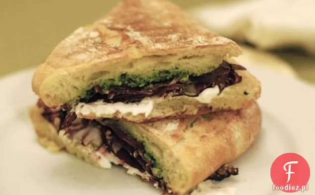 Panini Z Radicchio, Kozim Serem, Olejem Cytrusowym I Pesto Migdałowym