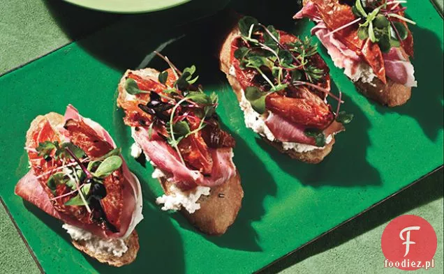 Bruschetta z rozmarynem, pieczone pomidory śliwkowe, Ricotta i Prosciutto