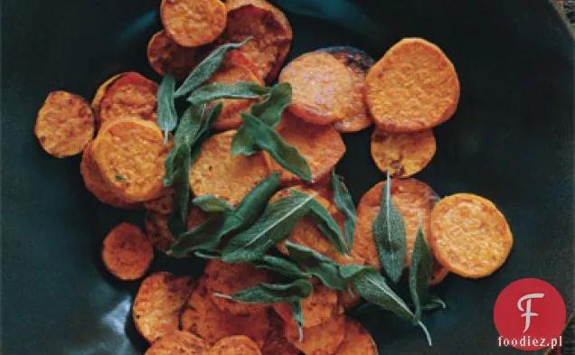 Pieczone placki ze słodkich ziemniaków z olejem czosnkowym i smażoną szałwią