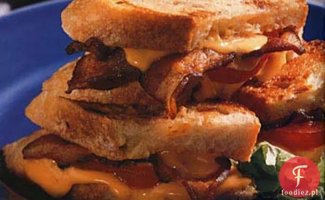 Grillowane kanapki z cheddarem, pomidorem i bekonem