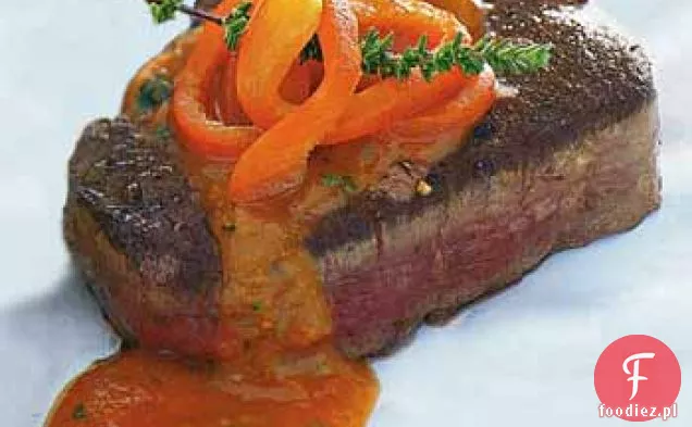 Pieczony Filet Mignon z sosem z czerwonej papryki, pomidorów i bazylii