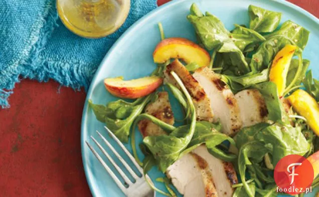 Sałatka z grillowanym kurczakiem i brzoskwiniami